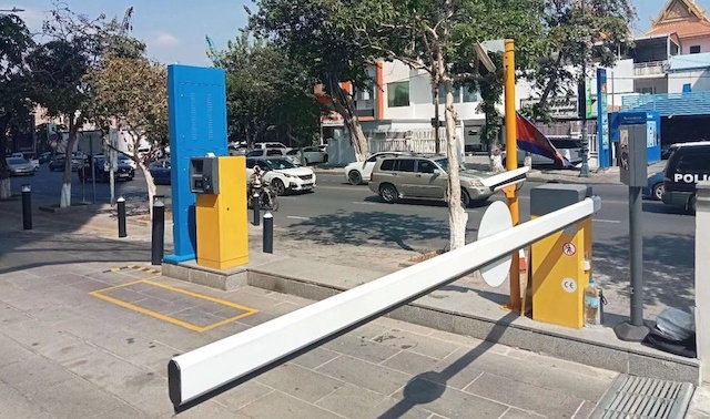 Система парковки Dashou установлена ​​в штаб-квартире Sathapana Bank в городе Пномпень