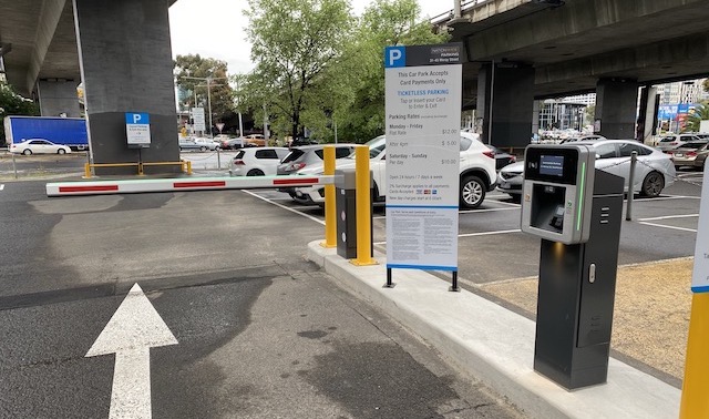 Ворота Dashou Boom Gate установлены на уличной парковке в Австралии